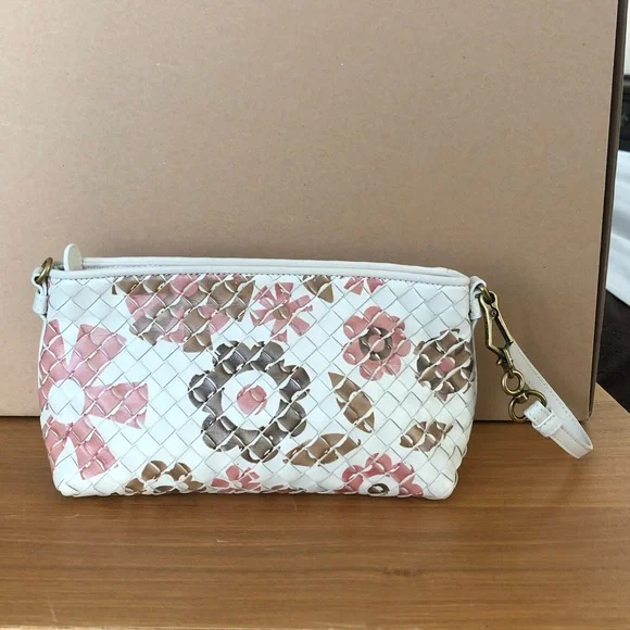 Bottega Veneta mini pochette bag - Picture 5 of 13